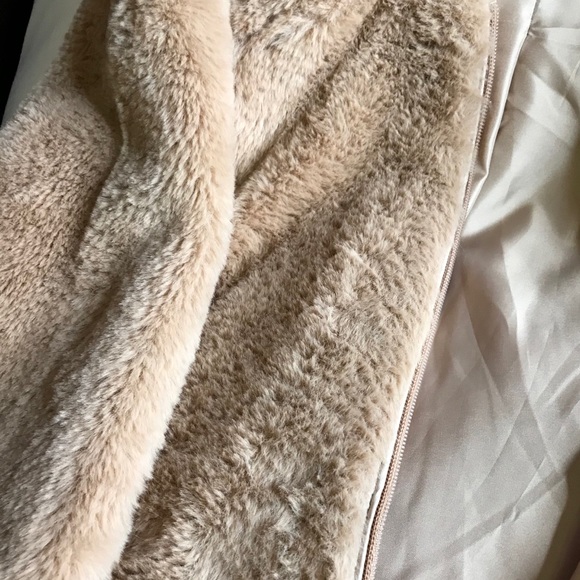 🎉FAUX-FUR JACKET🎉 - Picture 6 of 11